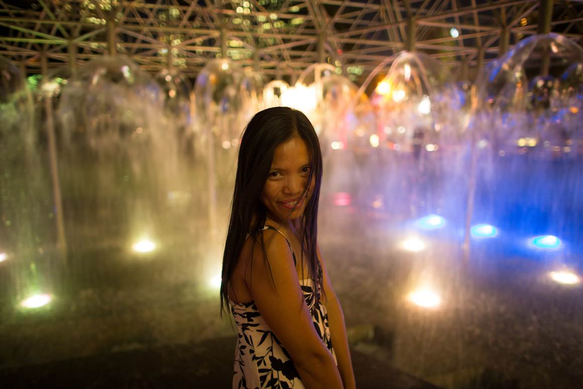 girl at melbourne fountain at night