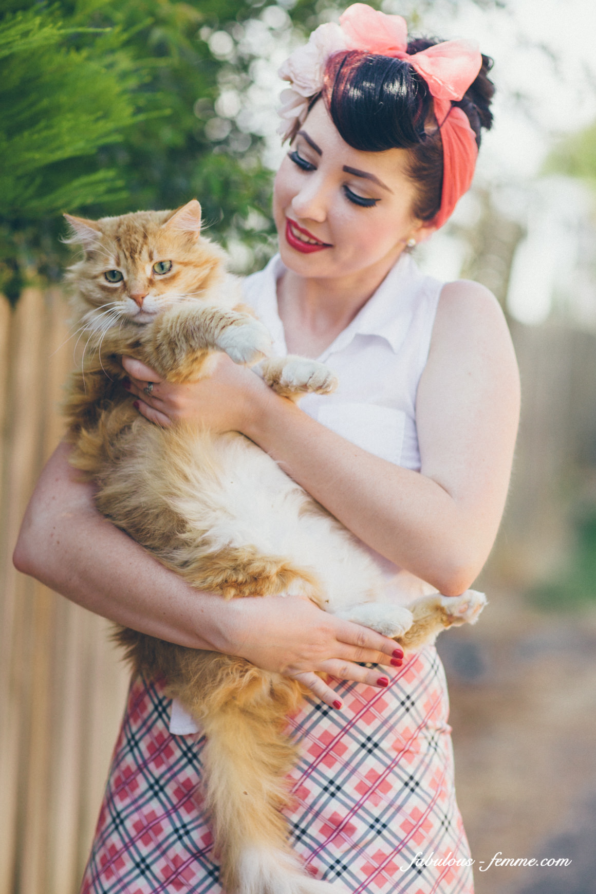 model with cat 