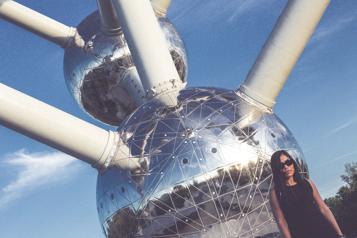 creative photo - portrait in front of atomium in brussels 