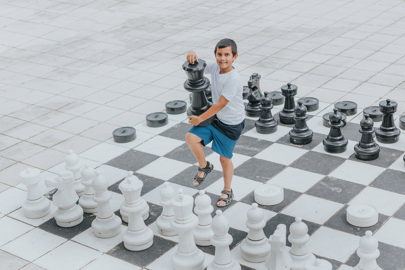 boy playing giant chess - best photography
